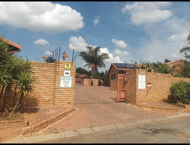 2 BEDROOM TOWNHOUSE FOR SALE IN EIKE PARK